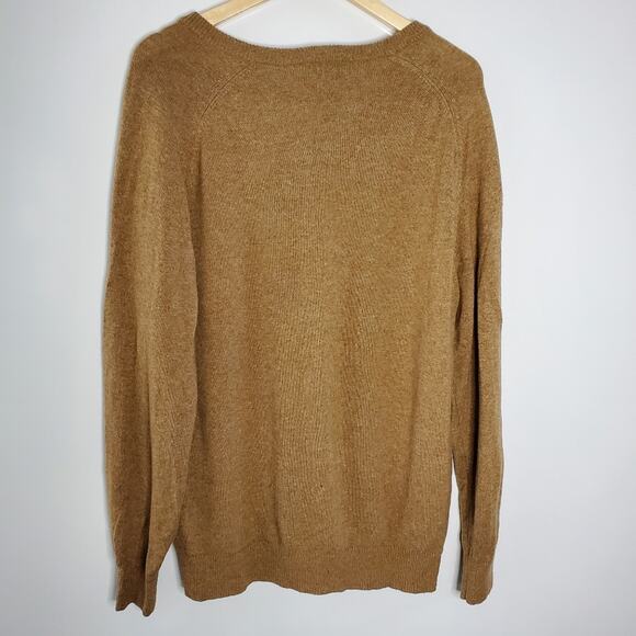 L.L.Bean Lambswool V-Neck Sweater In Excellent condition  Size Large - Picture 2 of 7